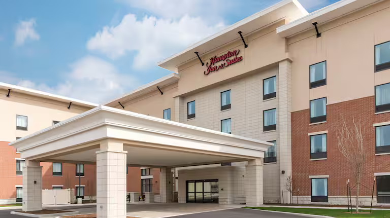 Exterior view of Hampton Inn & Suites in West Lafayette. 